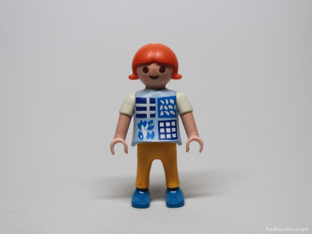 Playmobil: Figura ni&ntilde;a playmobil pelirroja camiseta azul geom&eacute;trica pantal&oacute;n amarillo a&ntilde;o 1995