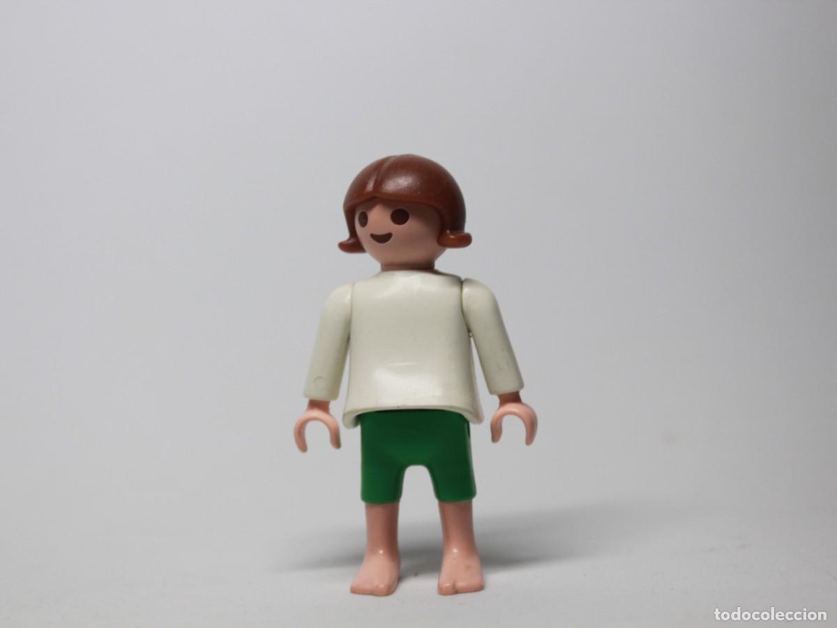 Playmobil: Figura ni&ntilde;o playmobil pantal&oacute;n corto verde descalzo camiseta blanca a&ntilde;o &iquest;?