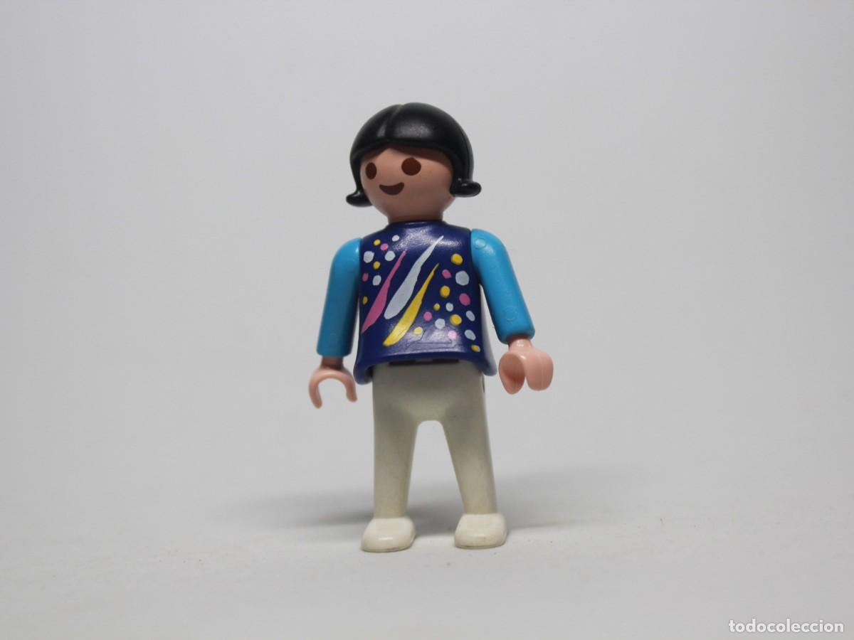 Playmobil: Figura ni&ntilde;a playmobil camiseta azul estampado colores pantal&oacute;n blanco a&ntilde;o 1981