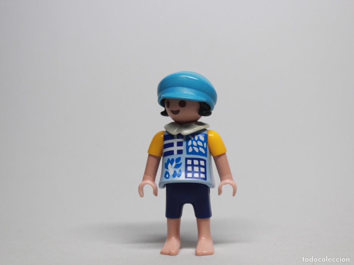 Playmobil: Figura ni&ntilde;o playmobil gorra azul camiseta blanca estampado pantal&oacute;n corto azul a&ntilde;o &iquest;?