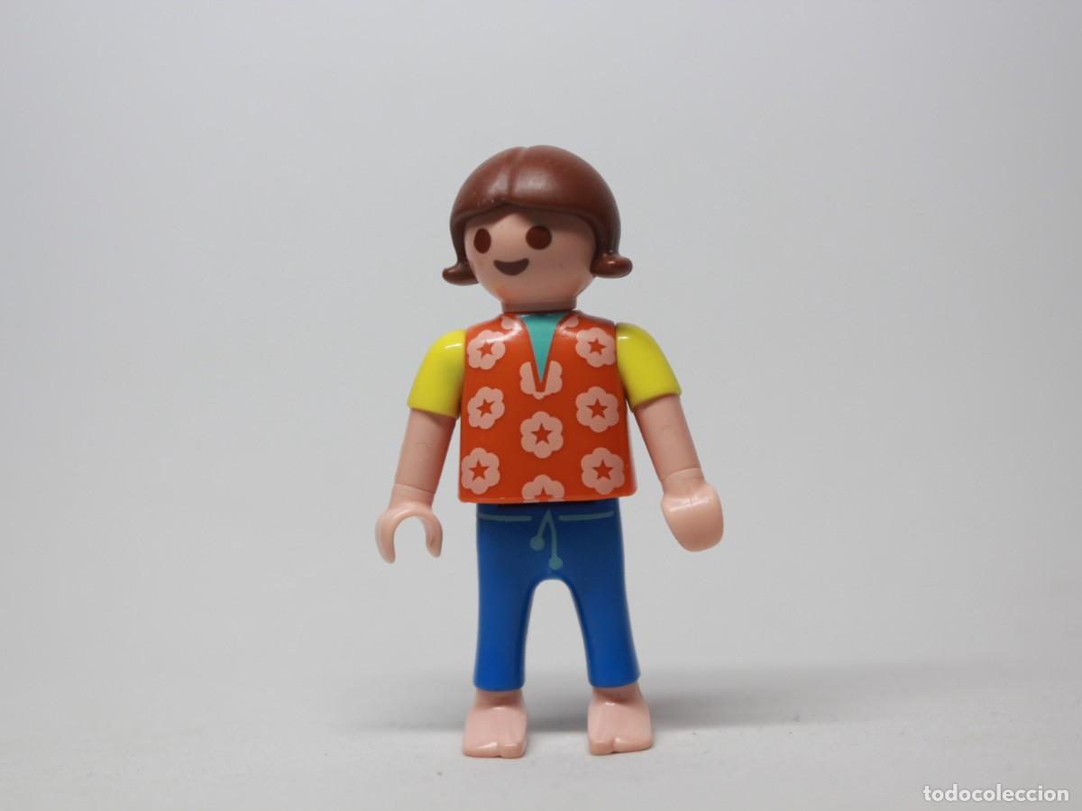 Playmobil: Figura ni&ntilde;o playmobil camiseta naranja flores pantal&oacute;n azul descalzo a&ntilde;o &iquest;?