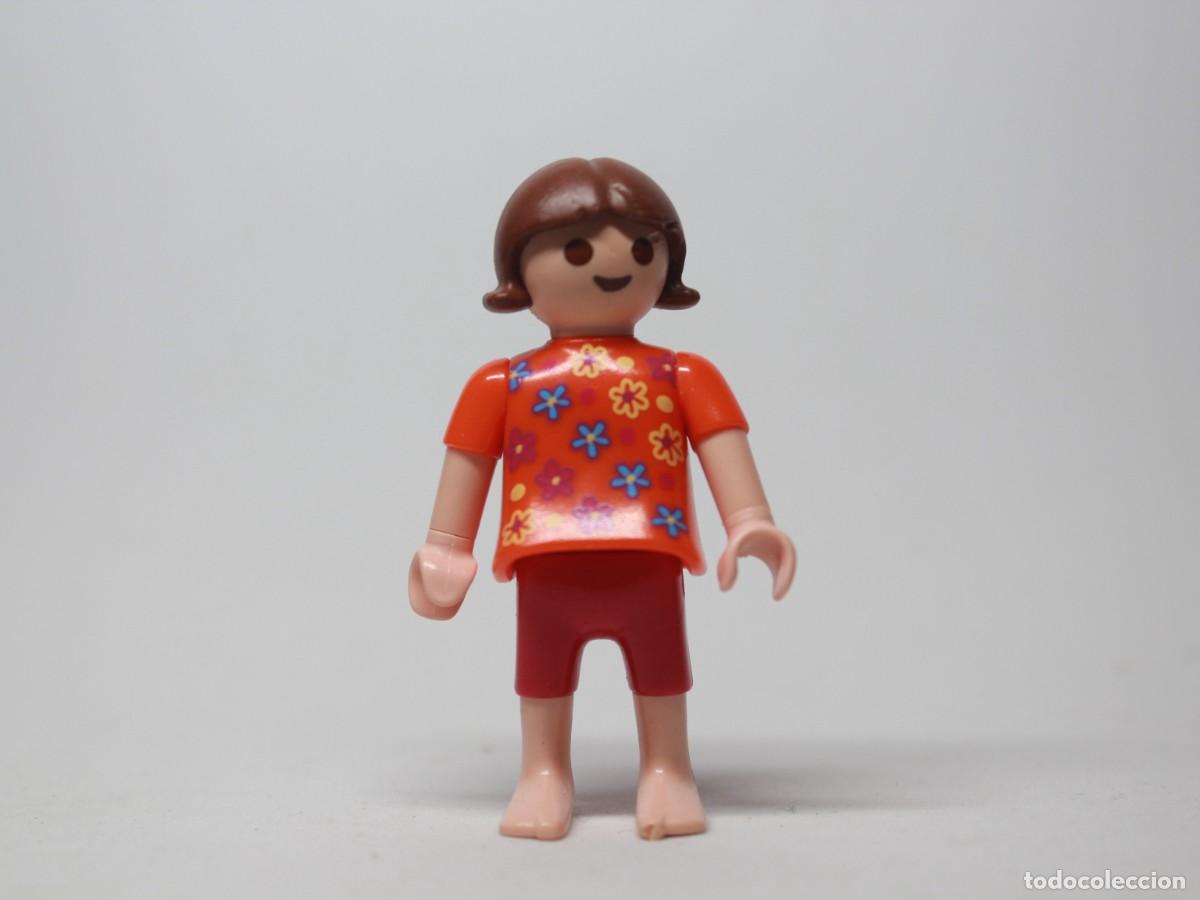 Playmobil: Figura ni&ntilde;o playmobil camiseta roja flores pantal&oacute;n rojo descalzo a&ntilde;o &iquest;?