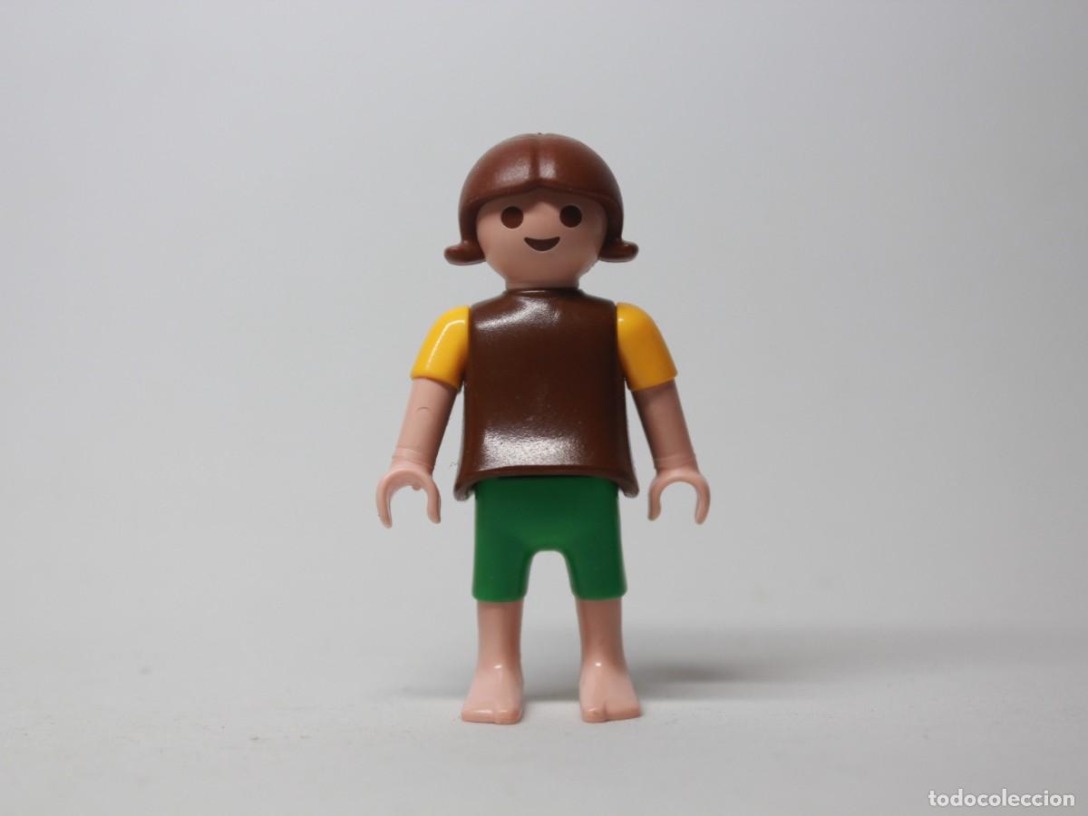 Playmobil: Figura ni&ntilde;o playmobil chaleco marr&oacute;n camiseta amarilla pantal&oacute;n verde descalzo a&ntilde;o