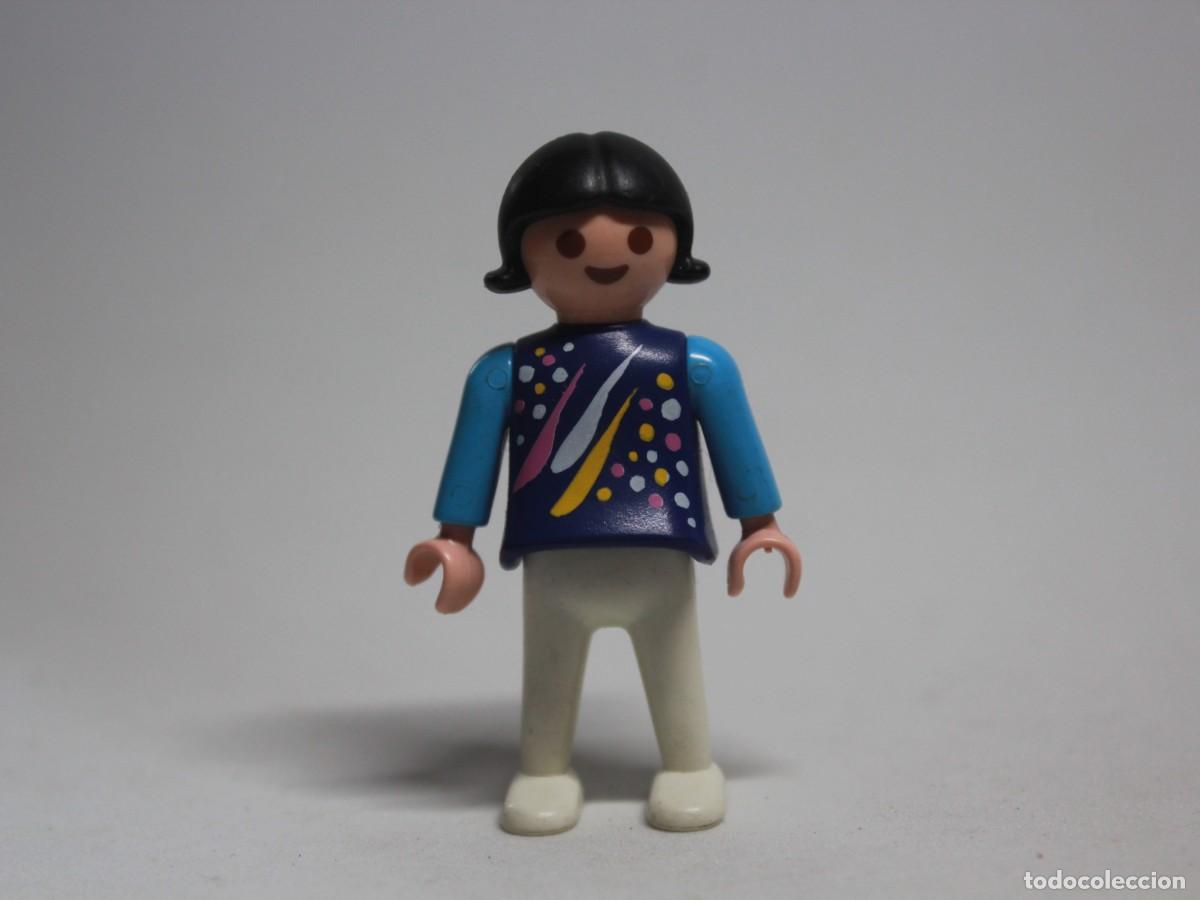 Playmobil: Ni&ntilde;a Playmobil camiseta abstracta multicolor pantal&oacute;n blanco a&ntilde;os 1981