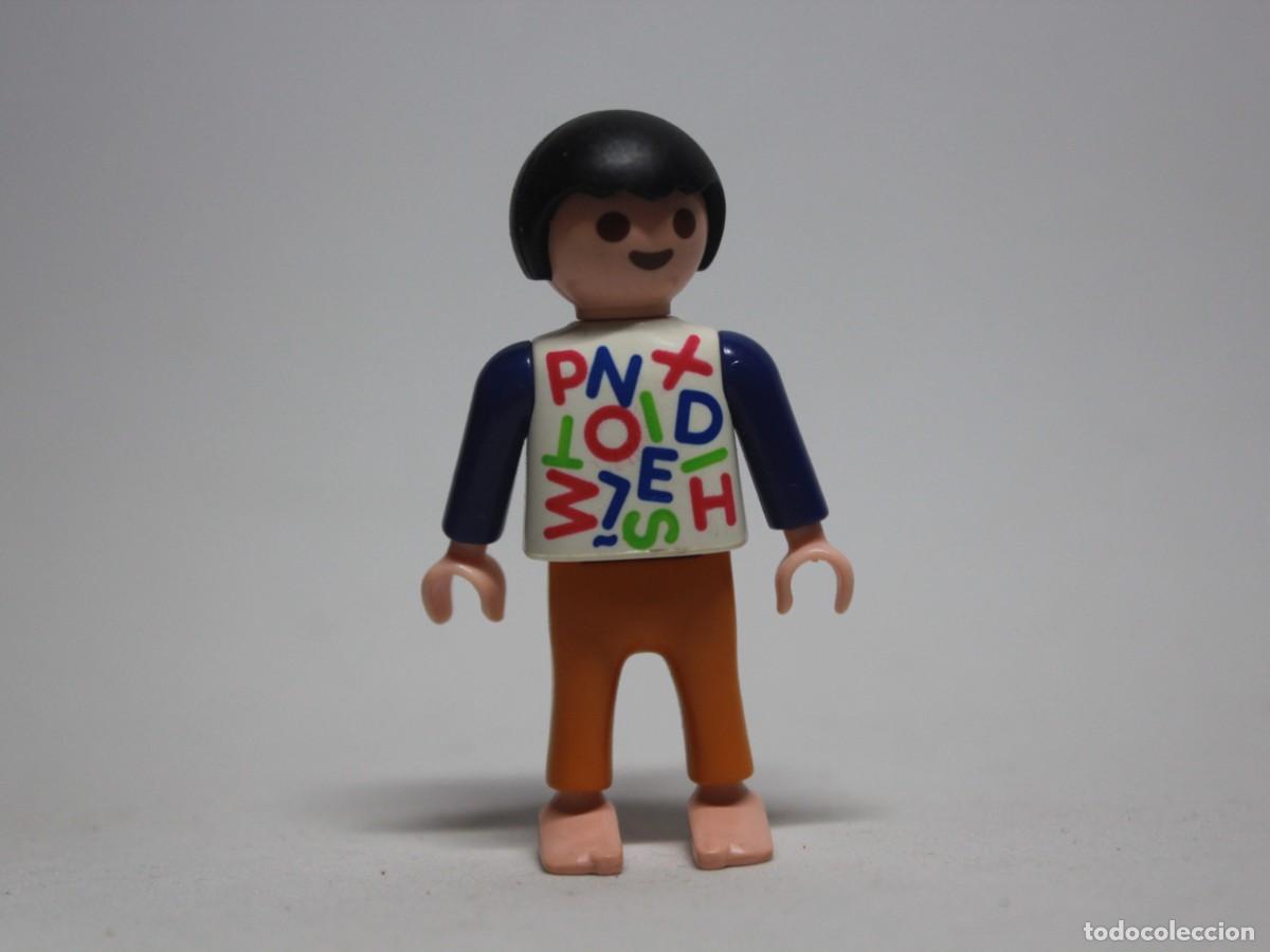 Playmobil: Ni&ntilde;o Playmobil camiseta letras colores pantal&oacute;n marr&oacute;n a&ntilde;o