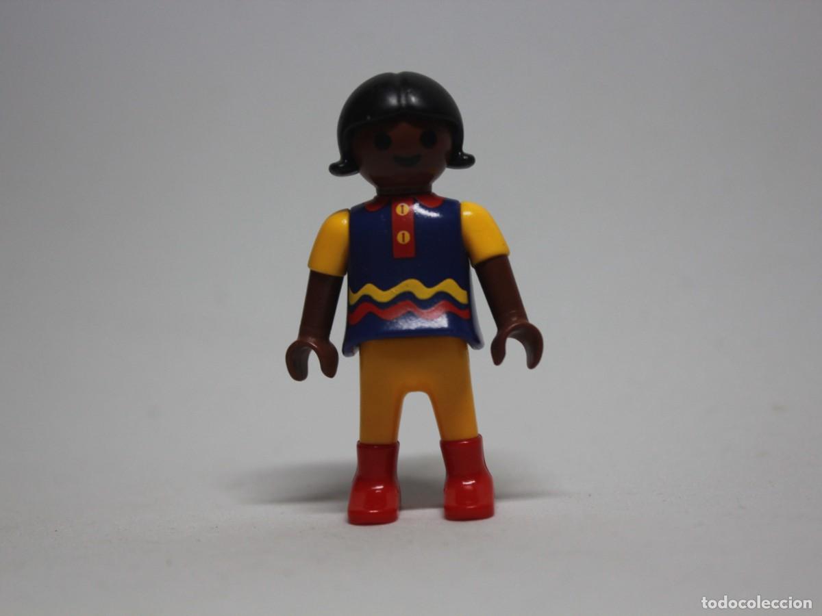 Playmobil: Ni&ntilde;o Playmobil piel oscura camiseta azul ondas pantal&oacute;n amarillo a&ntilde;o 1992