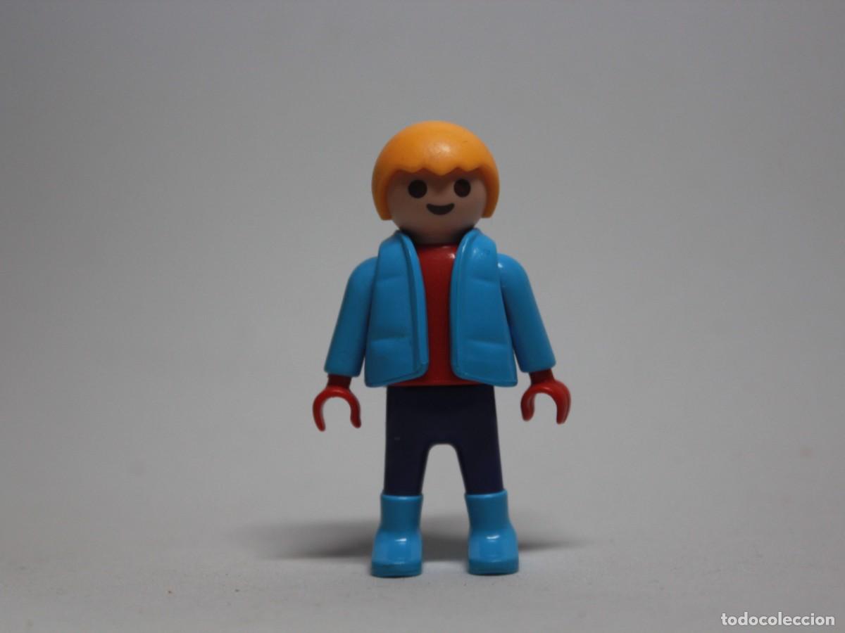 Playmobil: Ni&ntilde;o Playmobil abrigo azul claro chaleco rojo botas a&ntilde;o 1992