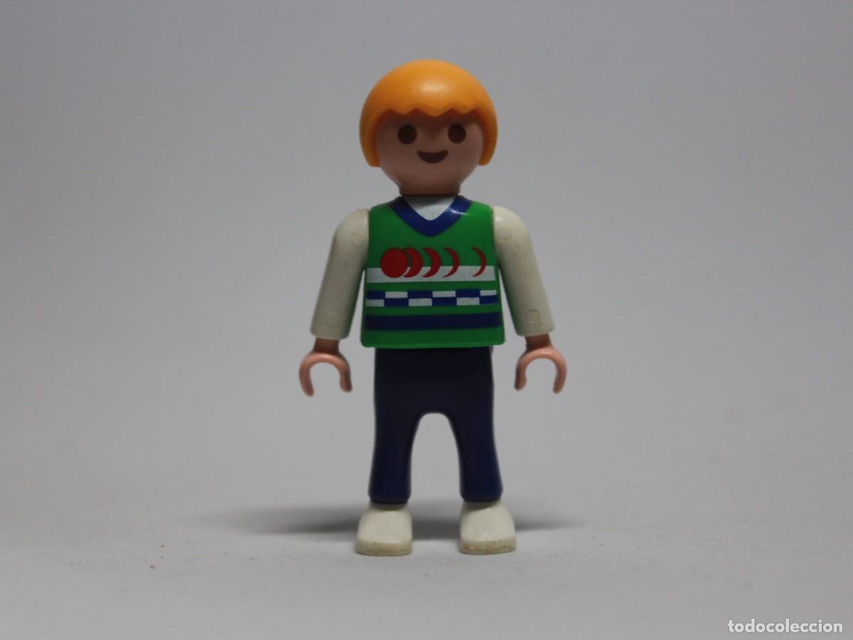 Playmobil: Ni&ntilde;o Playmobil camiseta deportiva verde rojo pantal&oacute;n azul a&ntilde;o 1995
