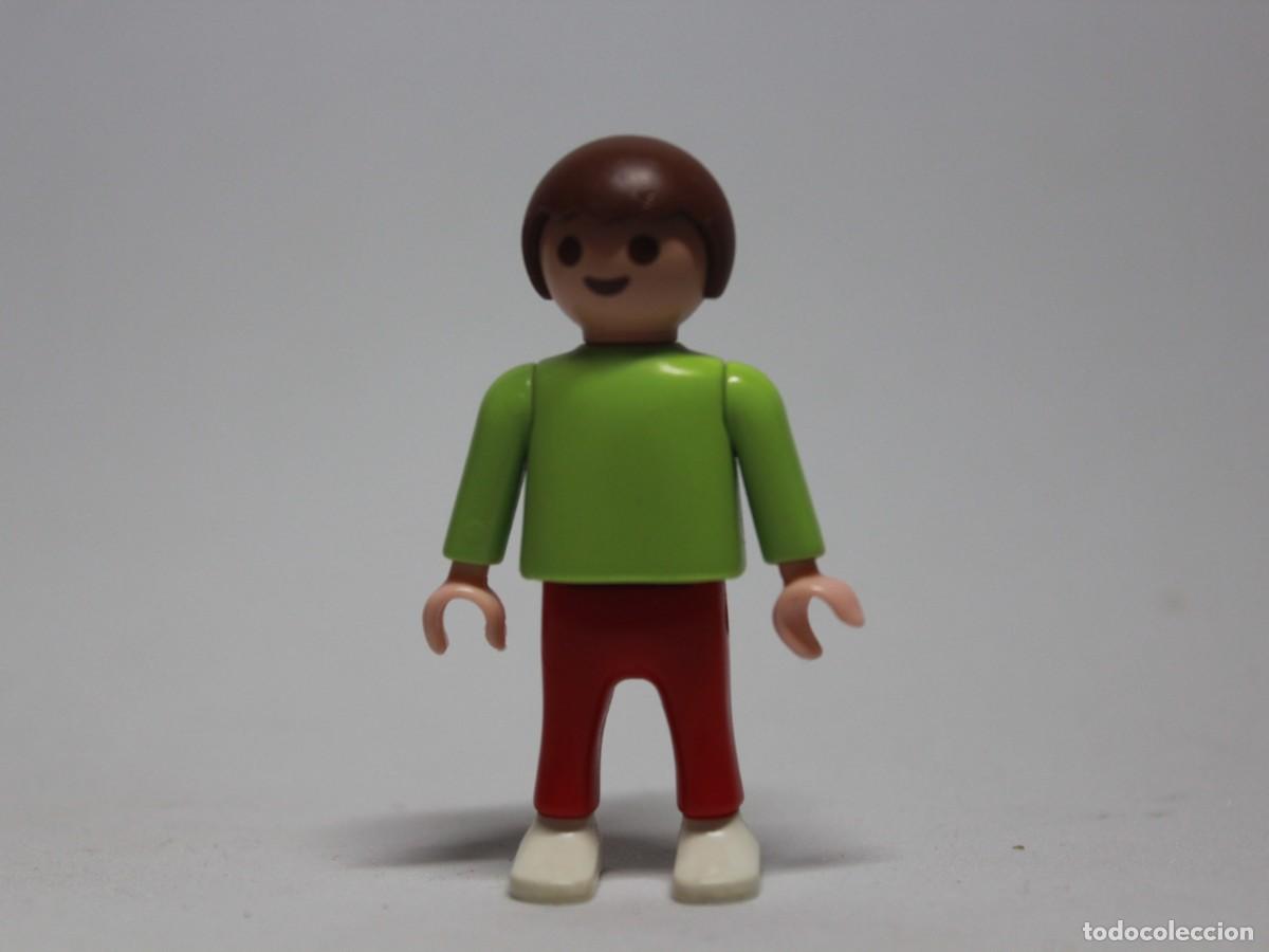 Playmobil: Ni&ntilde;o Playmobil camiseta lisa verde pantal&oacute;n rojo a&ntilde;o 1995
