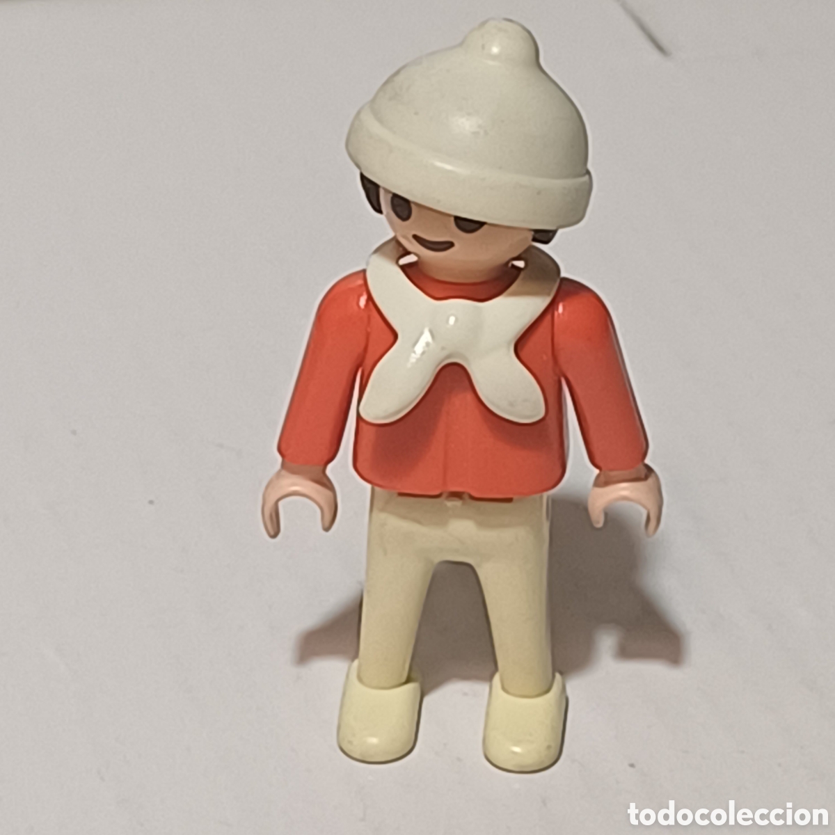 Playmobil: Figura Playmobil ni&ntilde;o torso rojo piernas blancas con pa&ntilde;uelo y gorro de lana blanco geobra 1974