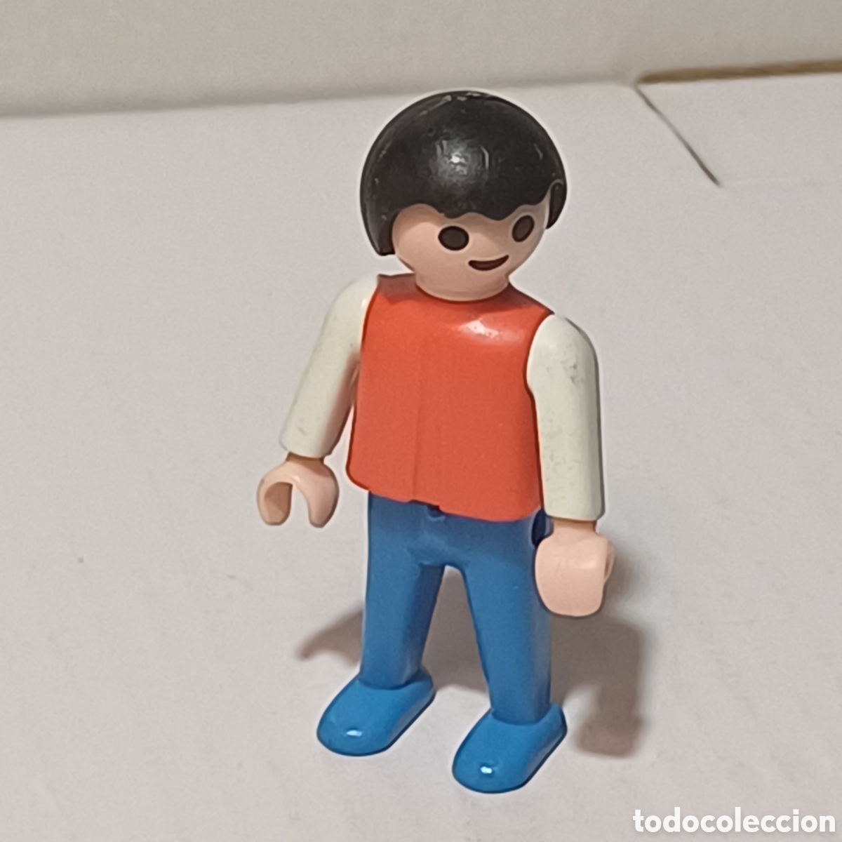 Playmobil: Figura ni&ntilde;o playmobil torso rojo piernas azules