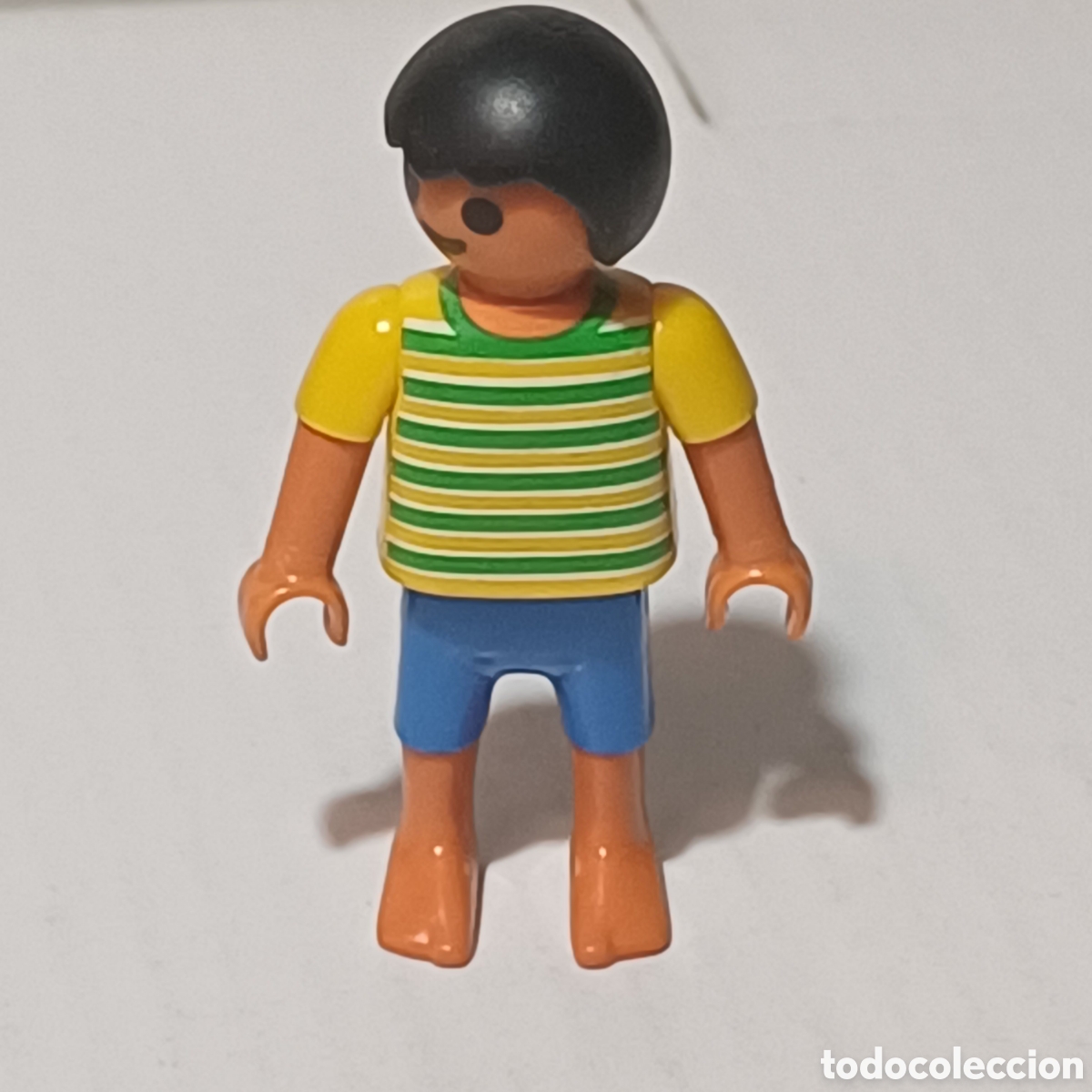 Playmobil: Figura Playmobil ni&ntilde;o moreno jersey rayas verdes piernas azules descalzos city summer fun