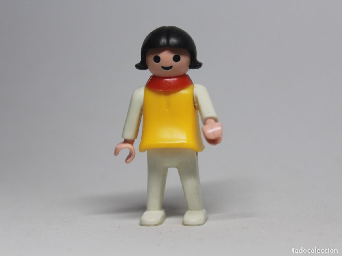 Playmobil: Ni&ntilde;a Playmobil con pelo negro, camiseta amarilla y pantal&oacute;n blanco a&ntilde;o 1981