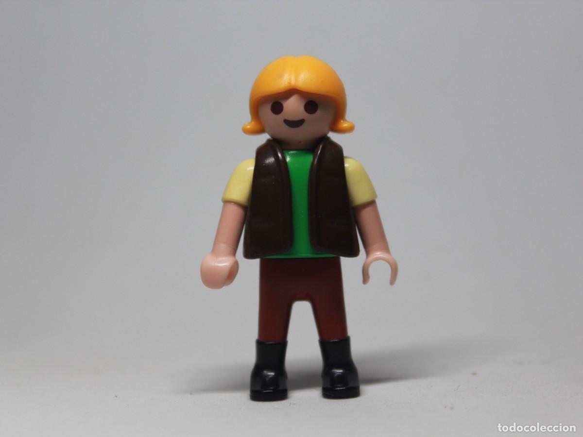 Playmobil: Ni&ntilde;a Playmobil con pelo rubio, chaleco marr&oacute;n y botas negras a&ntilde;o 1992
