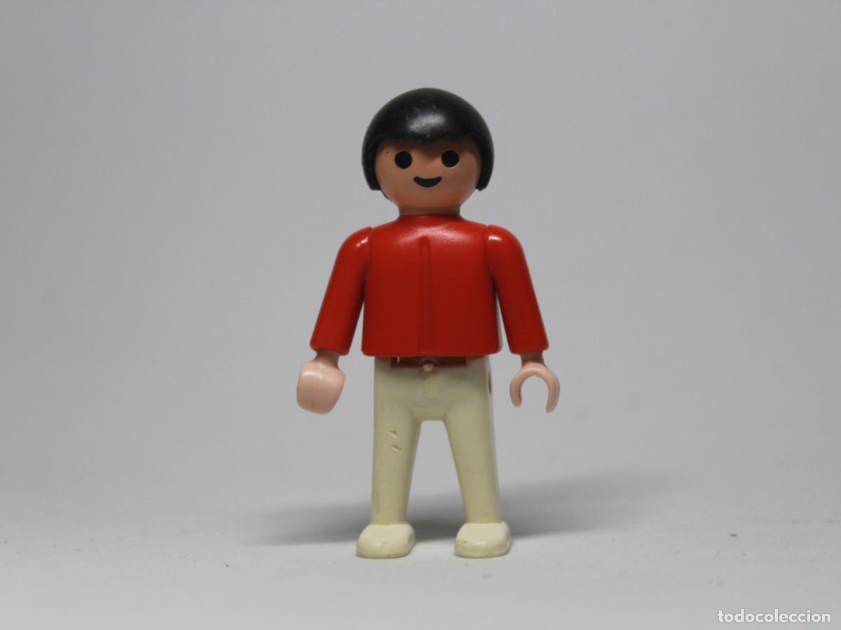 Playmobil: Ni&ntilde;o Playmobil con pelo negro, camiseta roja y pantal&oacute;n blanco a&ntilde;o 1981