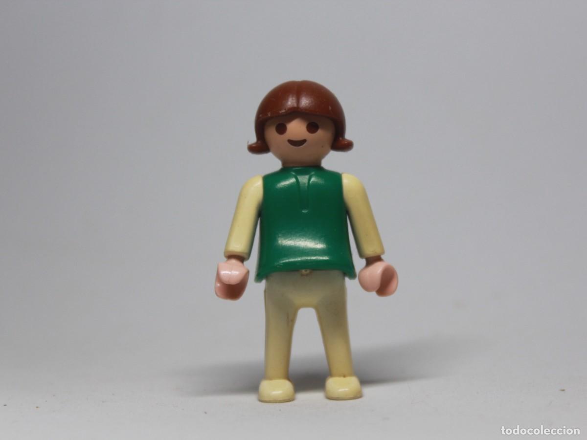 Playmobil: Ni&ntilde;a Playmobil con pelo casta&ntilde;o, camiseta verde y pantal&oacute;n blanco a&ntilde;o 1981