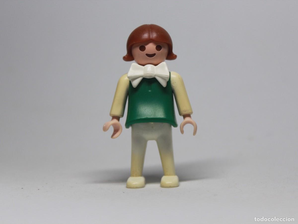Playmobil: Ni&ntilde;a Playmobil con lazo blanco, camiseta verde y pantal&oacute;n blanco a&ntilde;o 1981