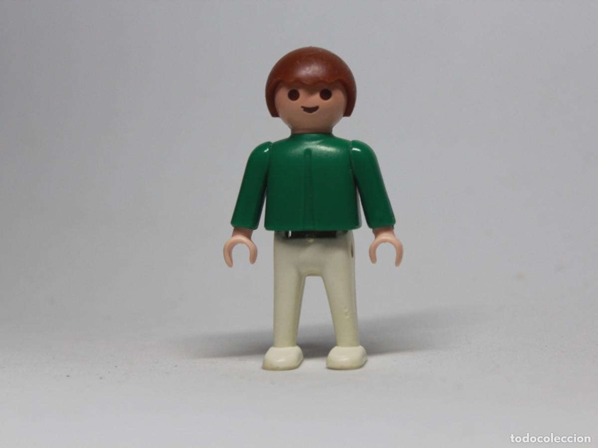 Playmobil: Ni&ntilde;o Playmobil con pelo casta&ntilde;o, camiseta verde y pantal&oacute;n blanco a&ntilde;o 1981