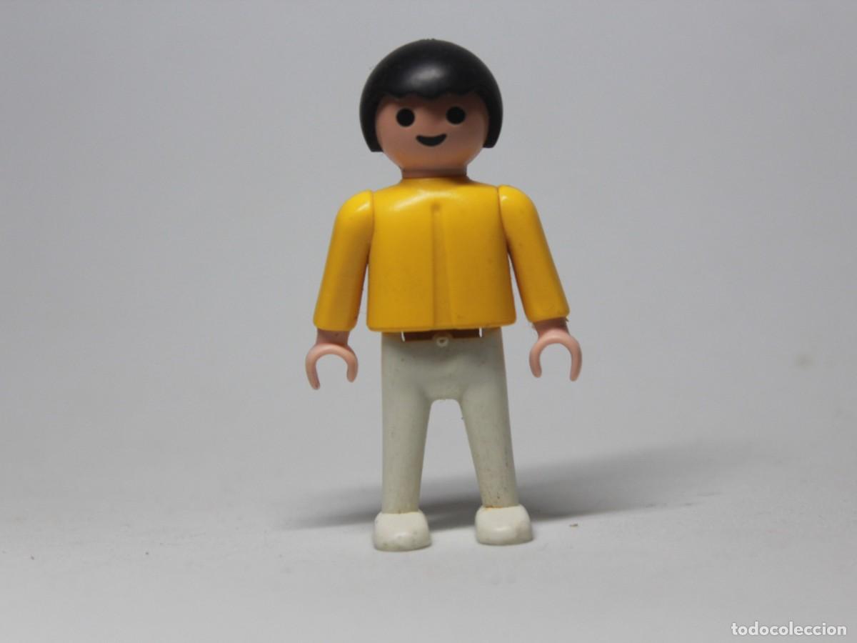 Playmobil: Ni&ntilde;o Playmobil con pelo negro, camiseta amarilla y pantal&oacute;n blanco a&ntilde;o 1981