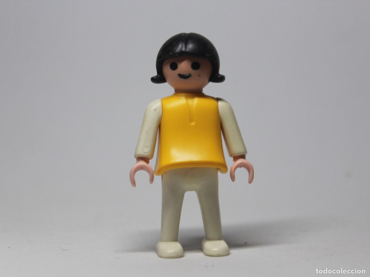 Playmobil: Ni&ntilde;a Playmobil con pelo negro, camiseta amarilla y pantal&oacute;n blanco a&ntilde;o 1981