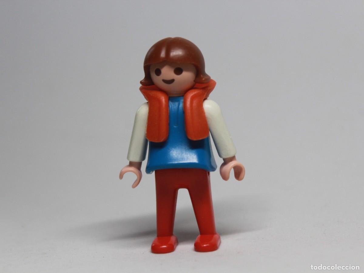Playmobil: Ni&ntilde;a Playmobil con chaleco rojo, camiseta azul y pantal&oacute;n rojo a&ntilde;o 1981