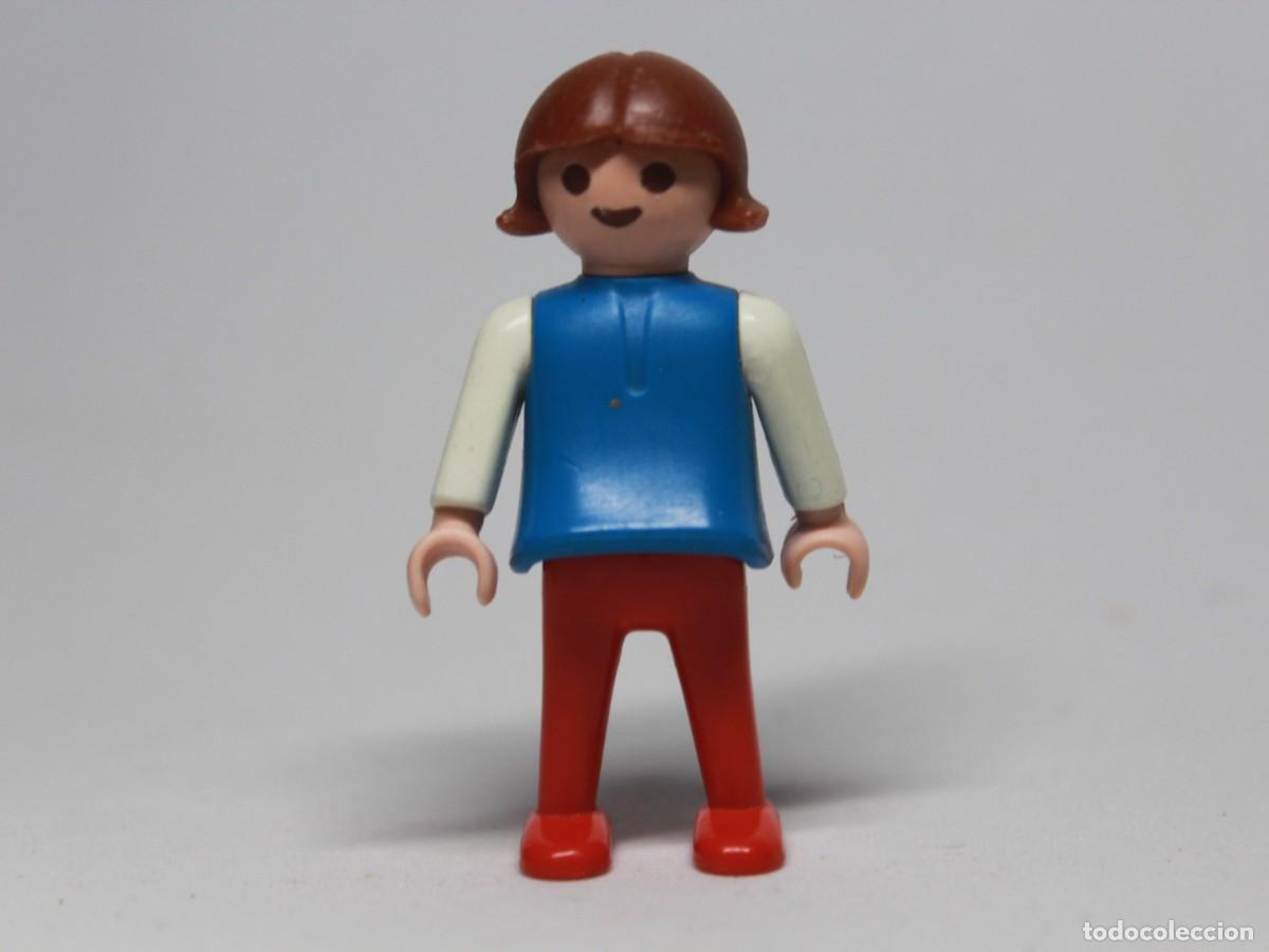 Playmobil: Ni&ntilde;a Playmobil con camiseta azul y pantal&oacute;n rojo a&ntilde;o 1981