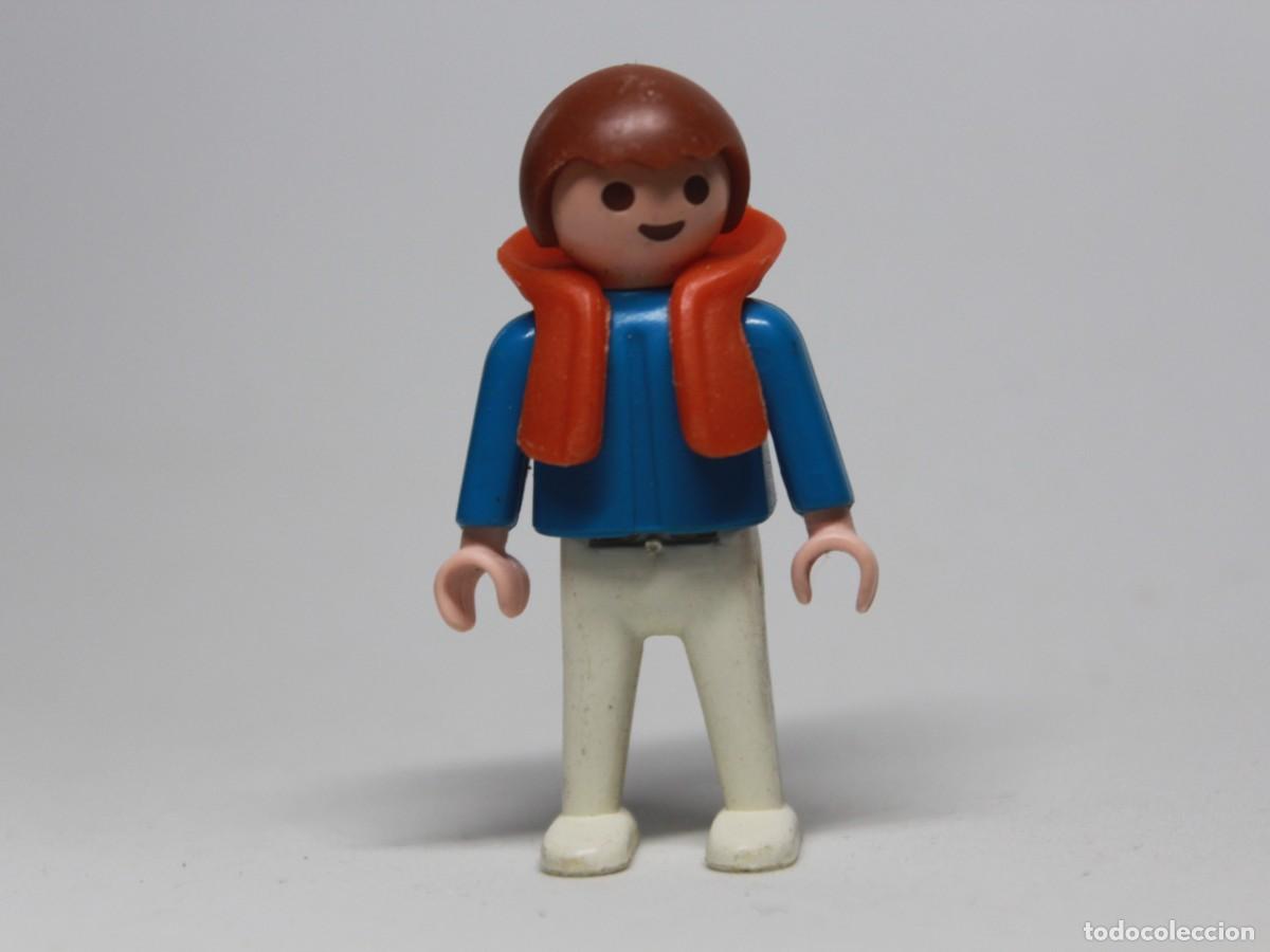 Playmobil: Ni&ntilde;o Playmobil con bufanda roja, camiseta azul y pantal&oacute;n blanco a&ntilde;o 1981