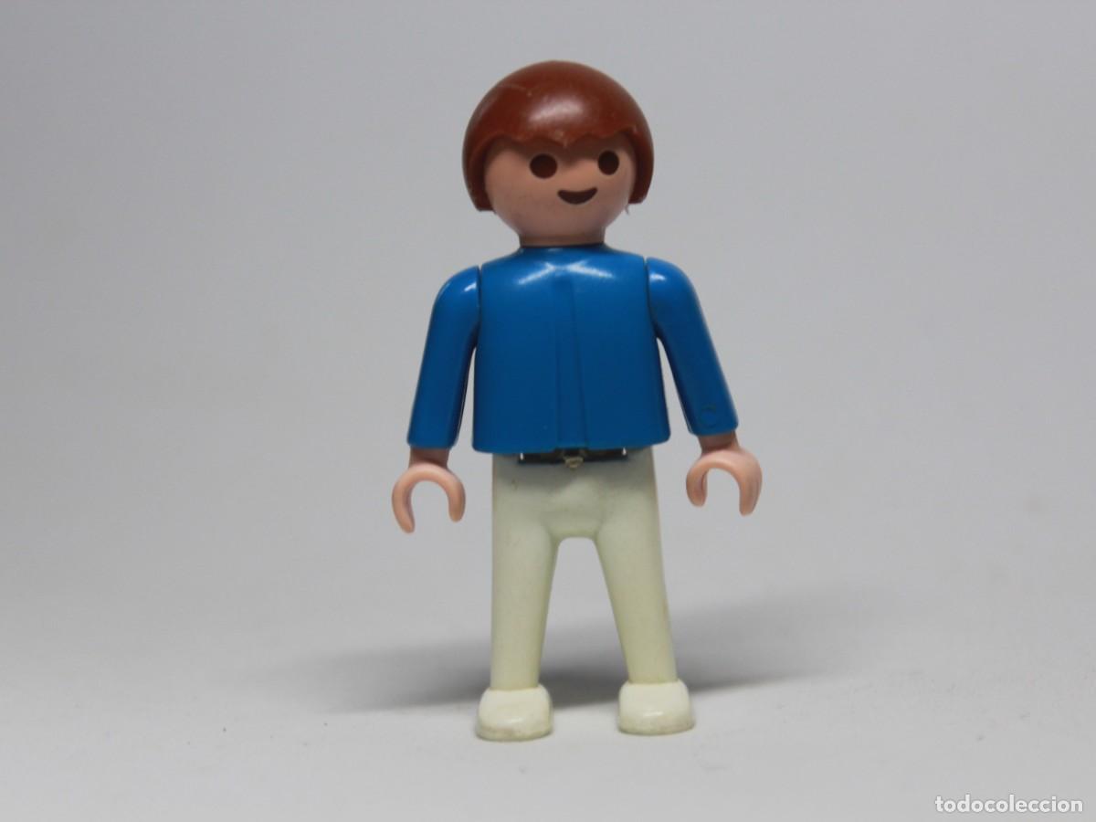 Playmobil: Ni&ntilde;o Playmobil con camiseta azul y pantal&oacute;n blanco a&ntilde;o 1981