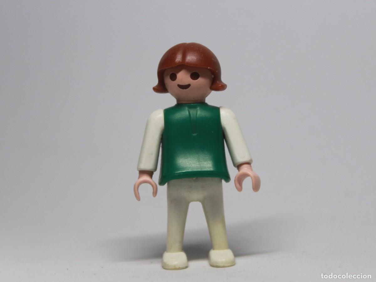 Playmobil: Ni&ntilde;o Playmobil con camiseta verde y pantal&oacute;n blanco a&ntilde;o 1981