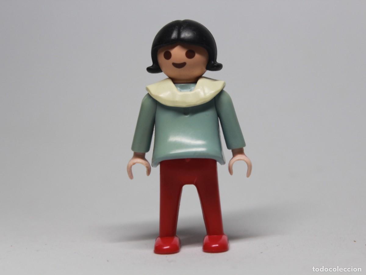 Playmobil: Ni&ntilde;a Playmobil con cuello blanco ancho, camiseta verde y pantal&oacute;n rojo a&ntilde;o 1981
