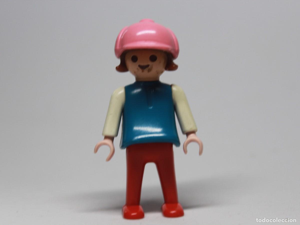 Playmobil: Ni&ntilde;o Playmobil con casco rosa, camiseta azul y pantal&oacute;n rojo a&ntilde;o 1981