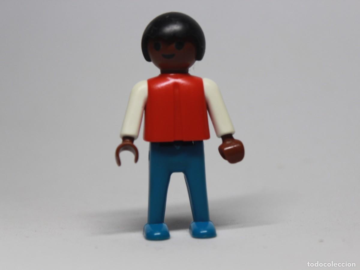 Playmobil: Ni&ntilde;o Playmobil con camiseta roja y pantal&oacute;n azul a&ntilde;o