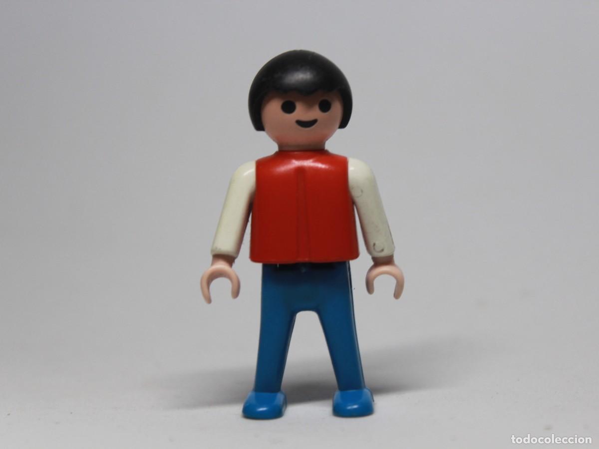 Playmobil: Ni&ntilde;o Playmobil con camiseta roja y pantal&oacute;n azul oscuro a&ntilde;o 1981