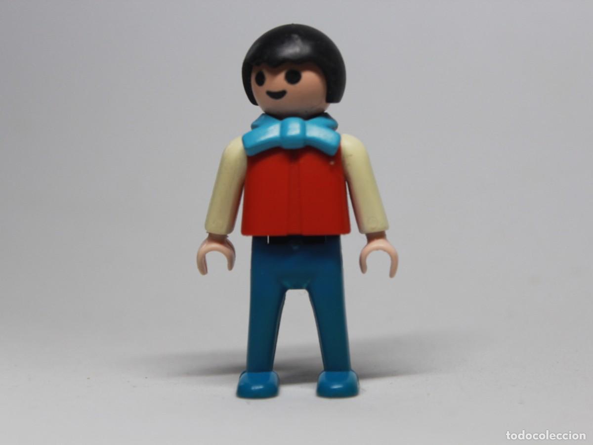 Playmobil: Ni&ntilde;o Playmobil con bufanda azul, camiseta roja y pantal&oacute;n azul a&ntilde;o 1981