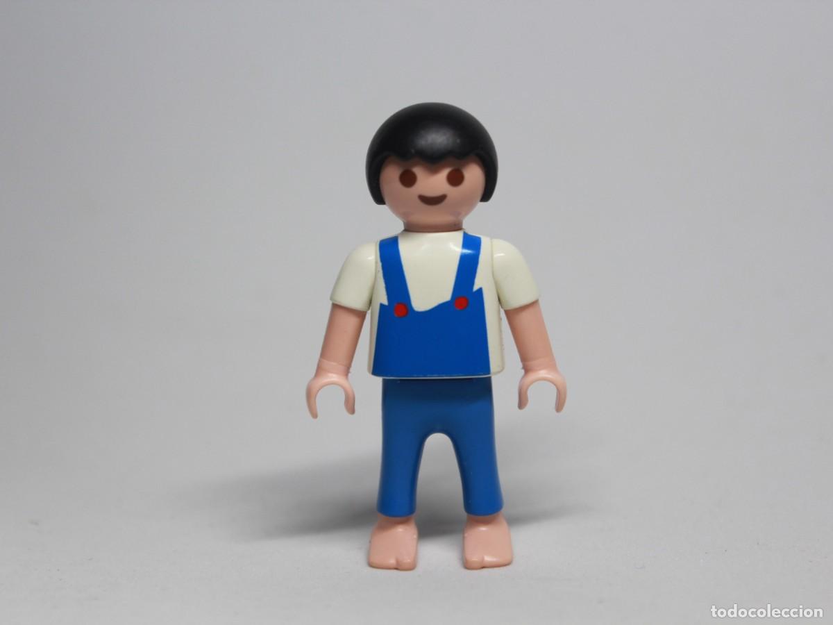 Playmobil: Ni&ntilde;o Playmobil con peto azul y camiseta blanca a&ntilde;o &iquest;?