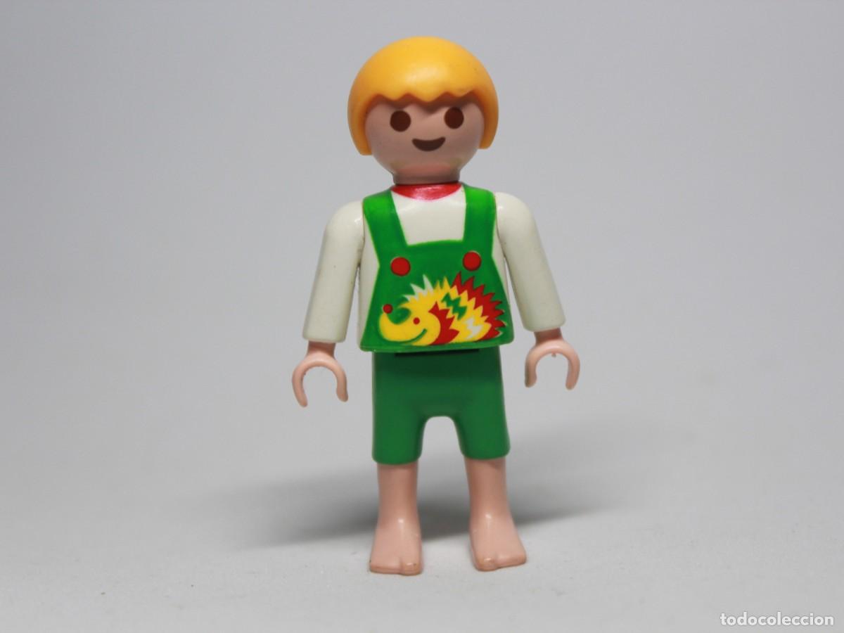 Playmobil: Ni&ntilde;o Playmobil con peto verde y dibujo de erizo a&ntilde;o &iquest;?