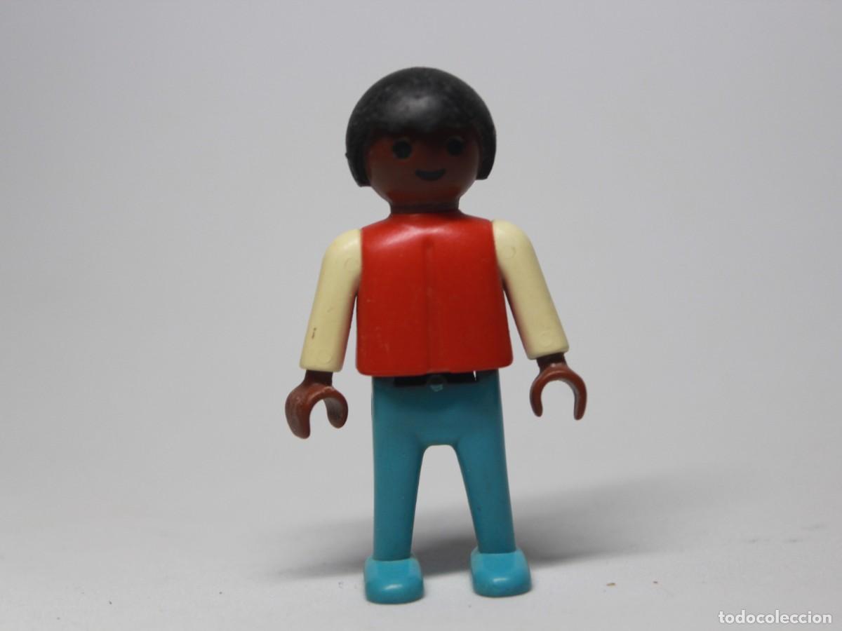 Playmobil: Ni&ntilde;o Playmobil con camiseta roja y pantal&oacute;n azul claro a&ntilde;o 1981