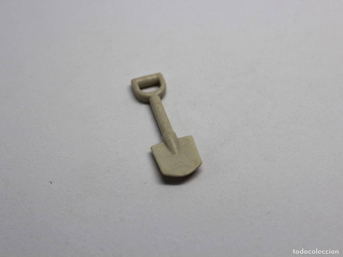 Playmobil: Accesorio Playmobil pala beige con empu&ntilde;adura en D