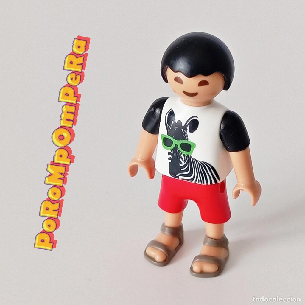 Playmobil: PLAYMOBIL FIGURA NI&Ntilde;O SANDALIAS PANTAL&Oacute;N CORTO ROJO CAMISETA CEBRA FB