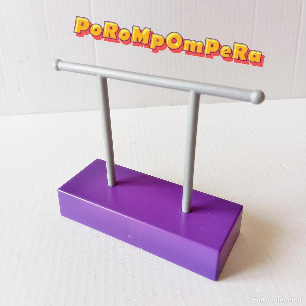 Playmobil: PLAYMOBIL PERCHERO BASE MORADA VESTIDOS ROPA TIENDA DE MODA CG5