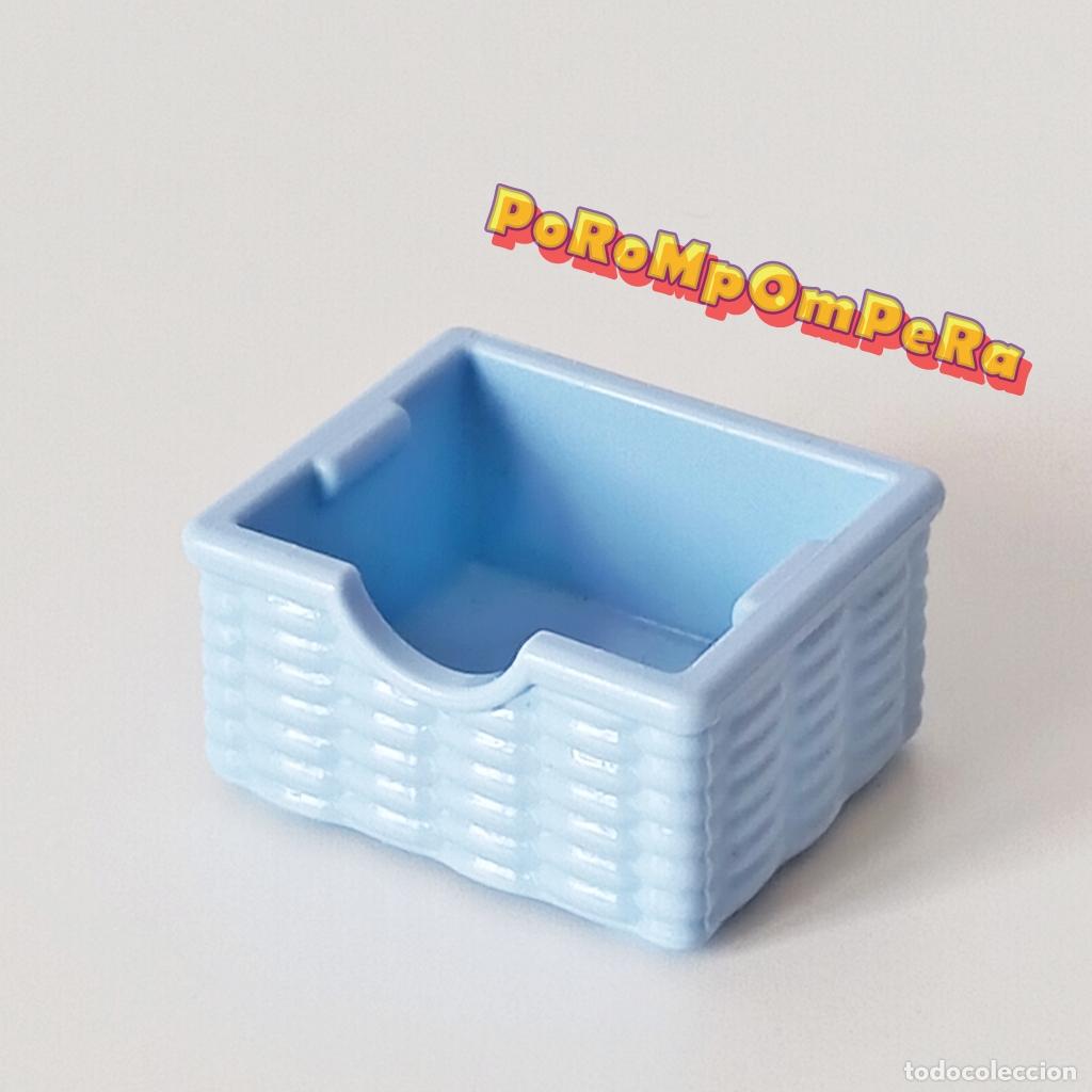 Playmobil: PLAYMOBIL CESTO MIMBRE CELESTE CAJA MUEBLE CAJ&Oacute;N HABITACI&Oacute;N CUARTO BA&Ntilde;O CASA MODERNA N1