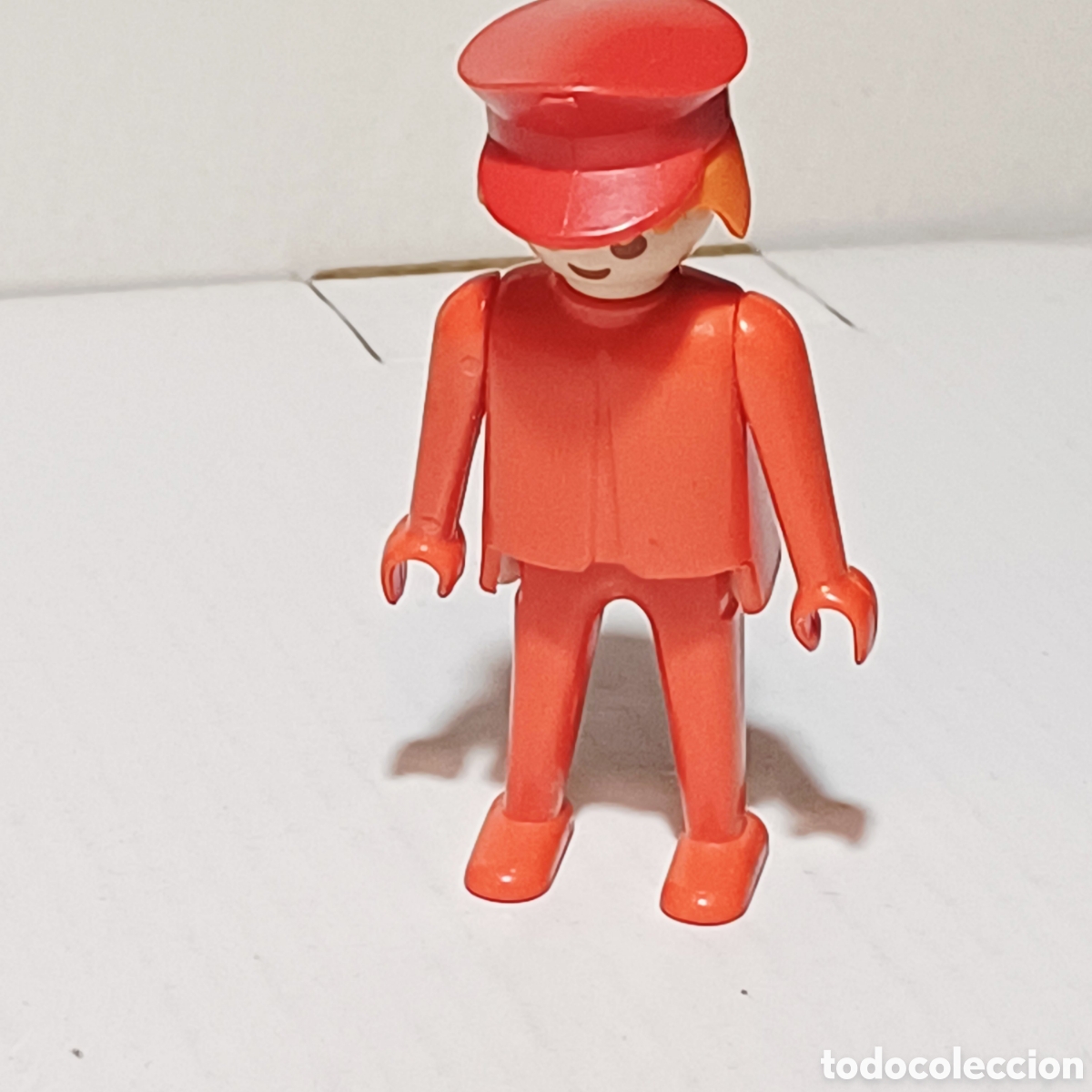Playmobil: Figura playmobil hombre rojo Musico de orquesta sin instrumento ref. 1796