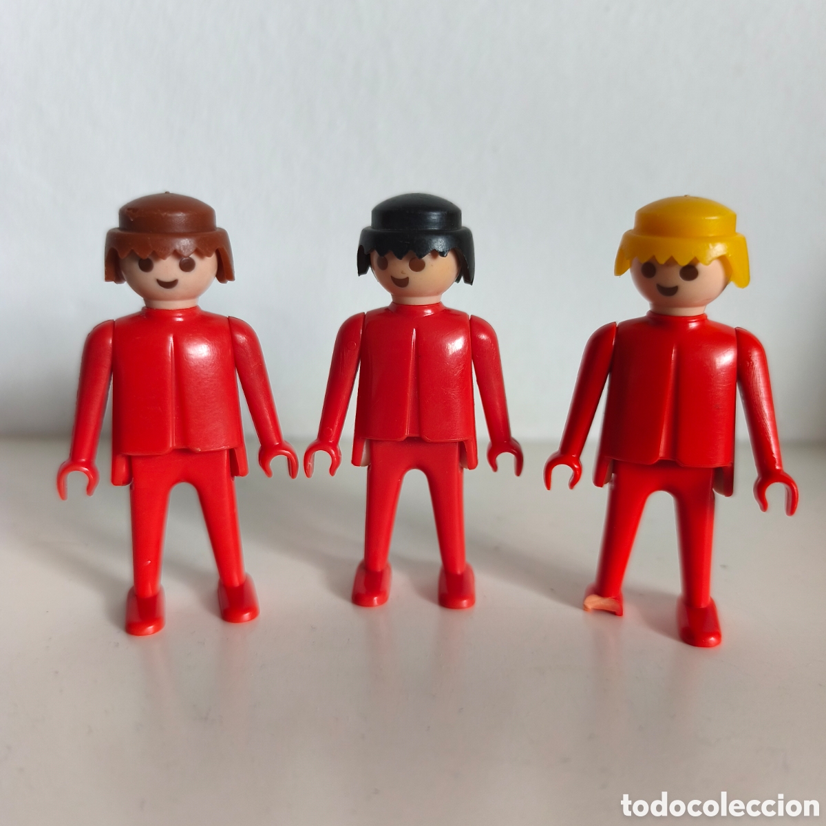 Playmobil: Playmobil / FAMOBIL / Click -3 figuras vestido rojo, una con el pie roto- GEOBRA 1974, primera &eacute;poca