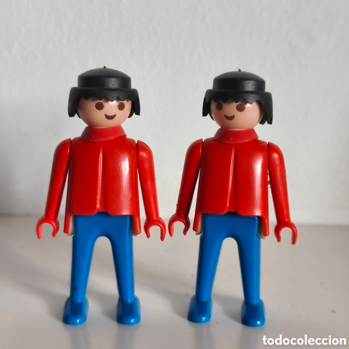 Playmobil: Playmobil / FAMOBIL / Click -2 figuras vestido rojo, azul y collar- GEOBRA 1974, primera &eacute;poca