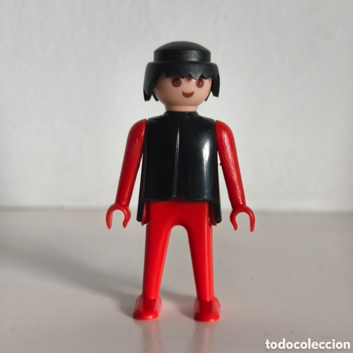 Playmobil: Playmobil / FAMOBIL / Click - hombre vestido negro y rojo, soldado- GEOBRA 1974, primera &eacute;poca