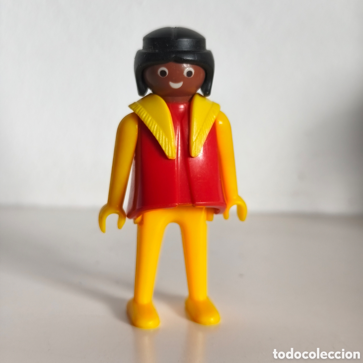 Playmobil: Playmobil / FAMOBIL / Click -mujer negra vestido amarillo y rojo con chal-GEOBRA 1974, primera &eacute;poca