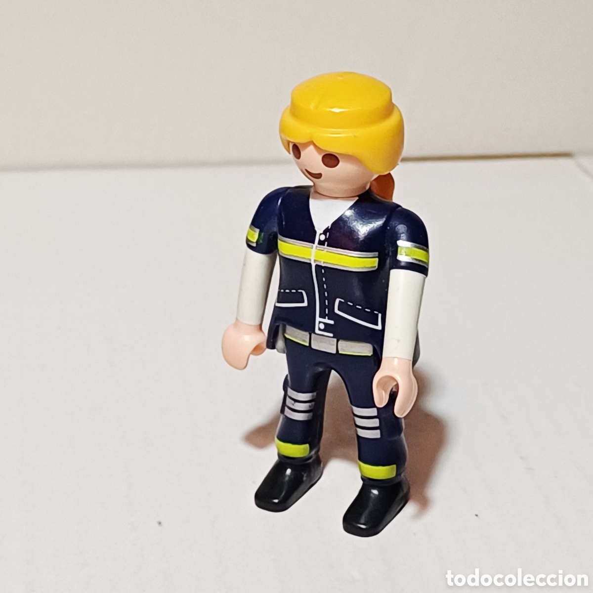 Playmobil: Figura Playmobil bombera rubia mujer cuartel bomberos