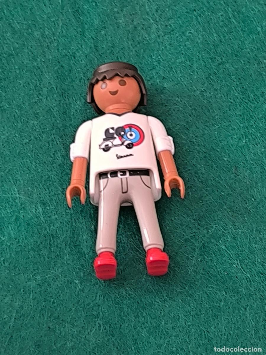 Playmobil: Playmobil figura hombre var&oacute;n piel tostada moto vespa ciudad