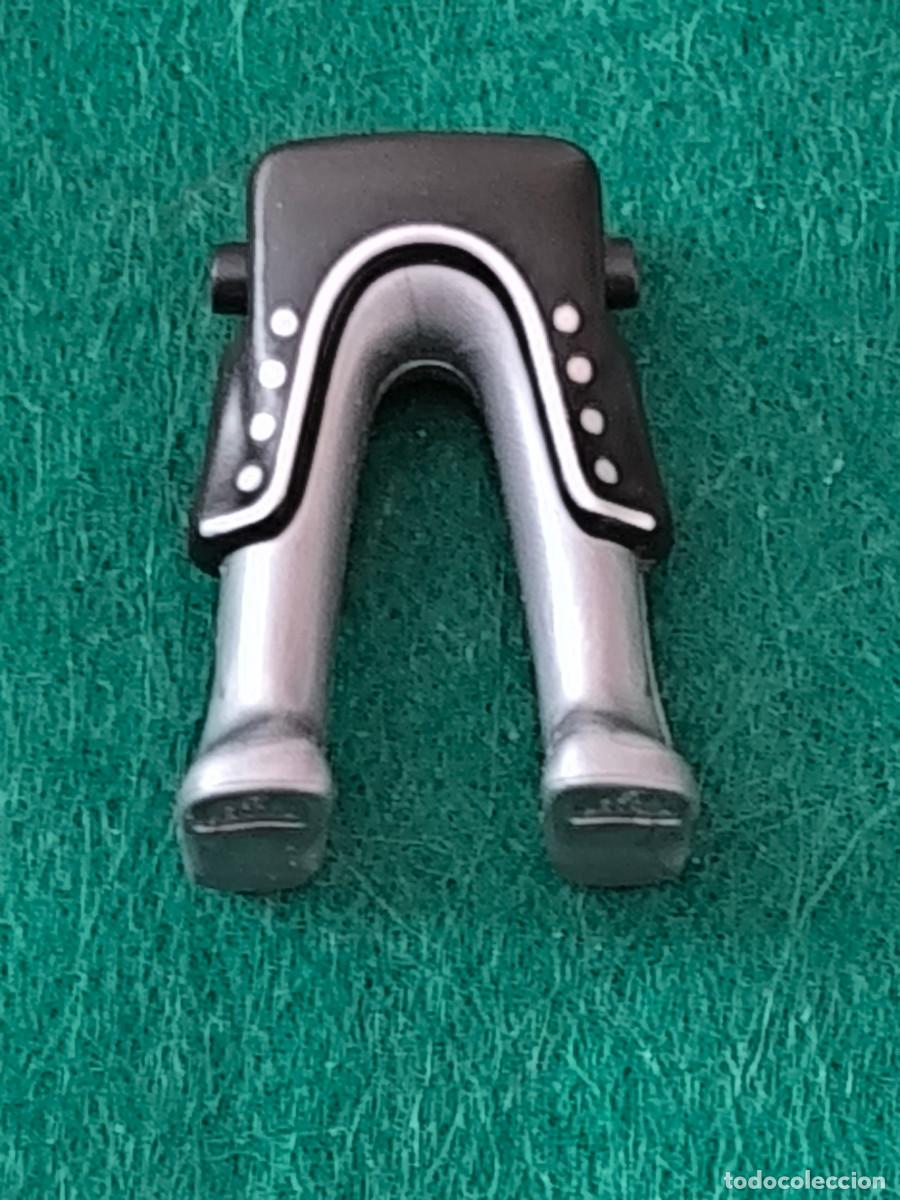 Playmobil: Playmobil piernas fald&oacute;n negro tachones coraza armadura plateada medieval caballero vikingos romanos