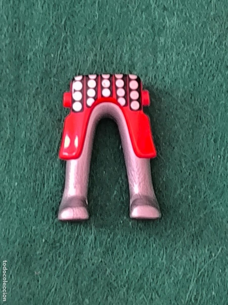 Playmobil: Playmobil piernas fald&oacute;n rojo tachones coraza armadura plateada medieval caballero vikingos romanos